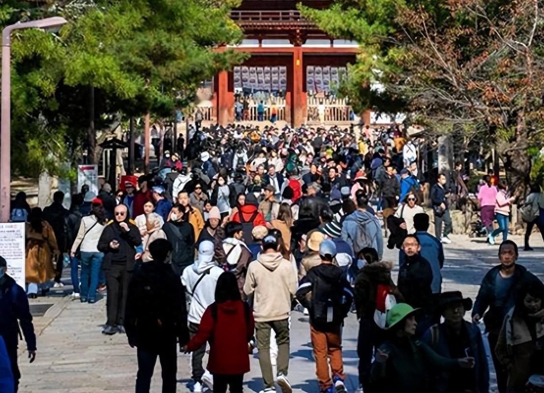 前往日本的人。反而更多了。日本机场又挤满中国游客。但这次不一样。人均