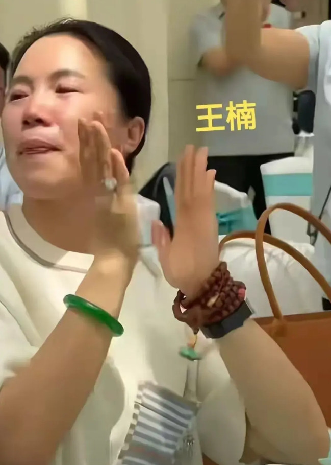 有点理解为什么王楠出现在李隼女儿婚礼上有钻戒，翡翠手镯，但是不贵气，或者不让人觉