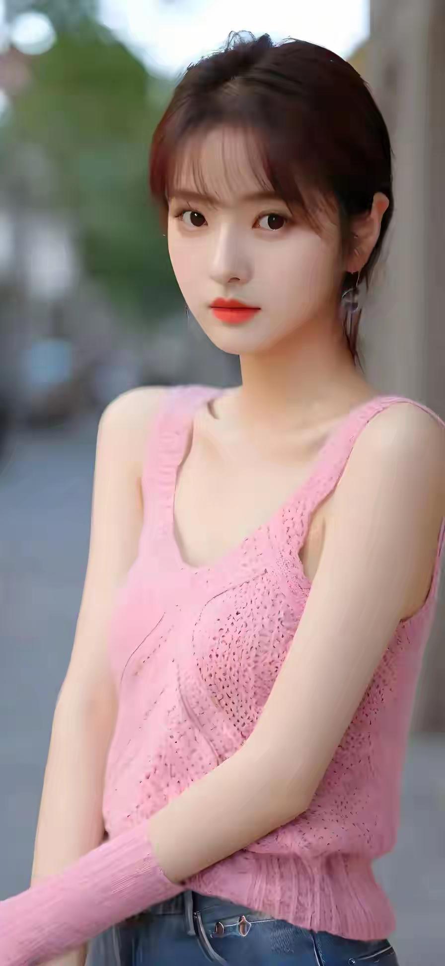 甜美少女风，粉色针织背心搭配牛仔裤，清新自然！💖🌸🌴