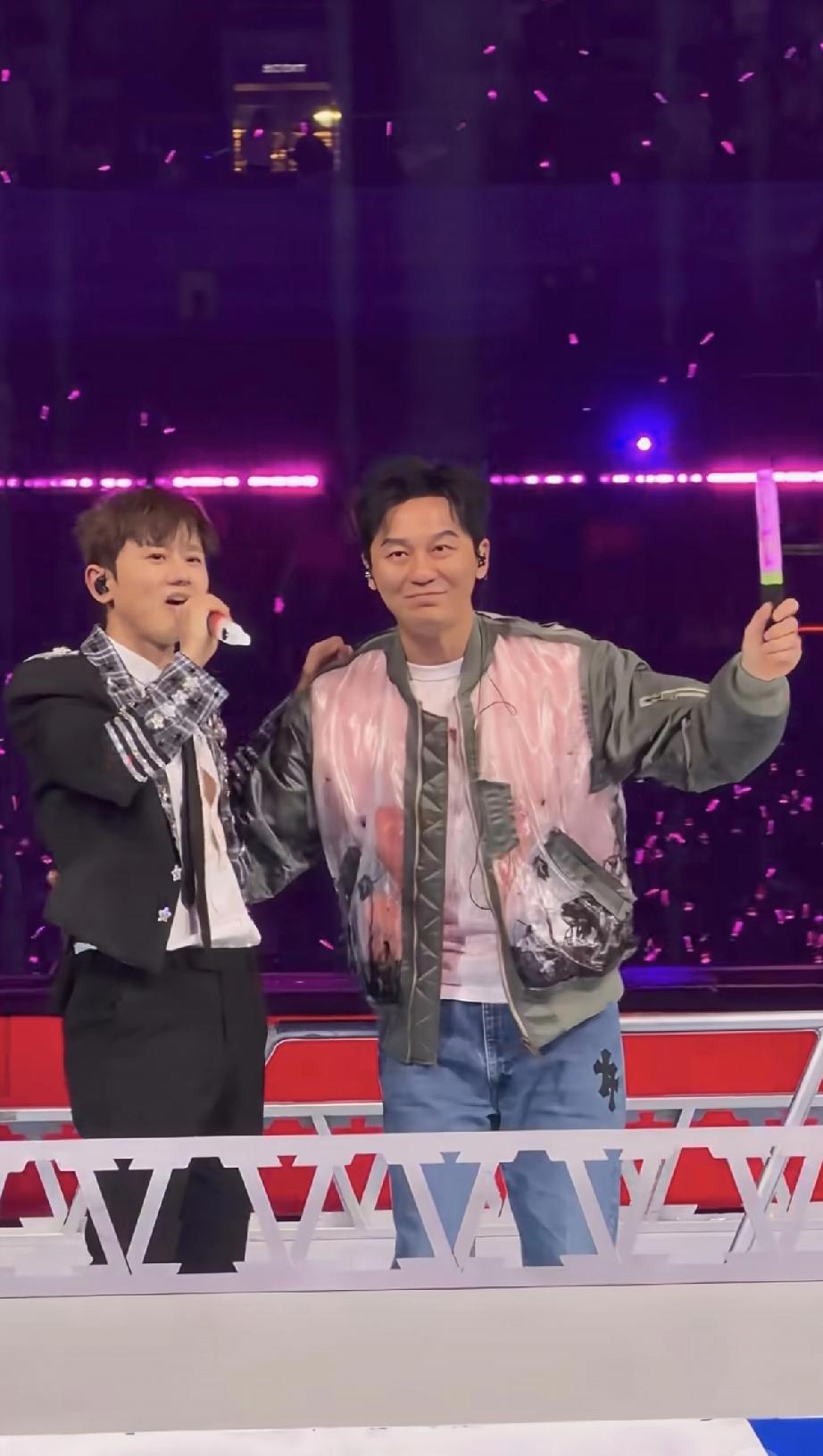 大黑牛李晨助阵张杰鸟巢演唱会，他到了台上与张杰互动太胖了，感觉人老了又胖了干什么