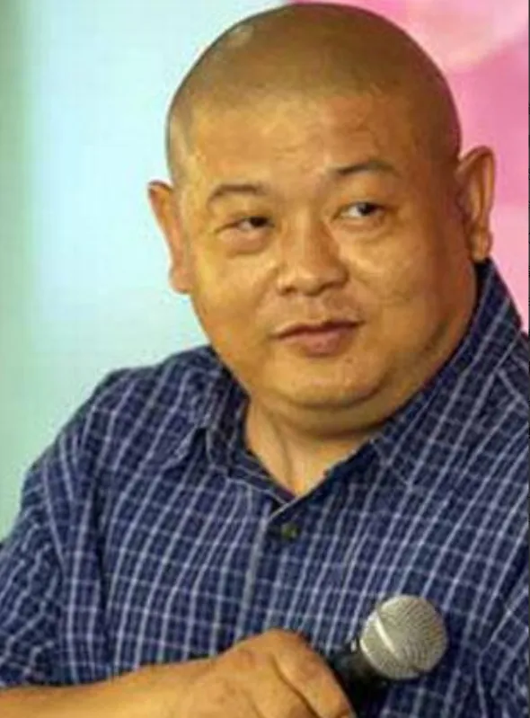 2005年，演员傅彪患上癌症，冯小刚给了200万，张国立给了40万，然而，葛优却一毛不拔，可是傅彪的