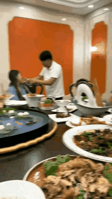 这是谁家的媳妇，又是谁家的老公？聚会是真乱啊！