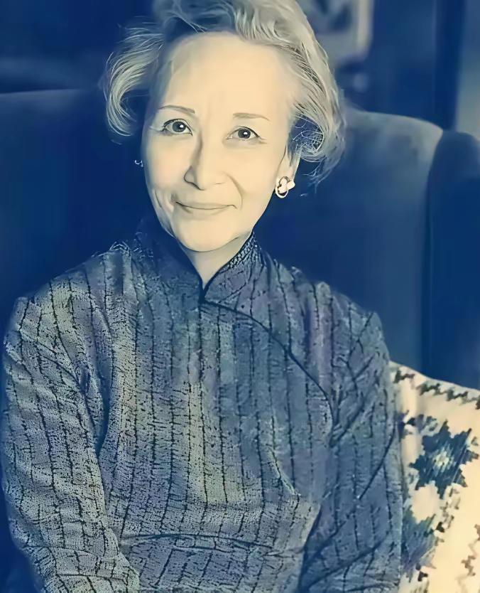 1973年，58岁的郑念拒绝出狱，她需要一个道歉。突然，暴跳如雷的监狱长，狠