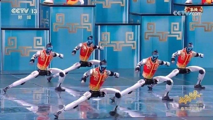 宇树机器人太夸张了，进步速度这么快，去年还是在转手绢，今年直接各种武术动作，难度