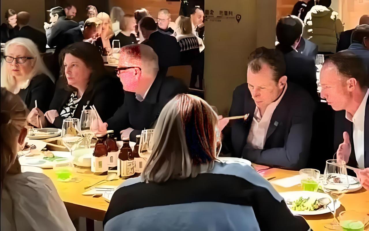 英国首相带着100多名政商高管来华，吃云南菜时全员用筷子，还熟练得不像话。韩国网