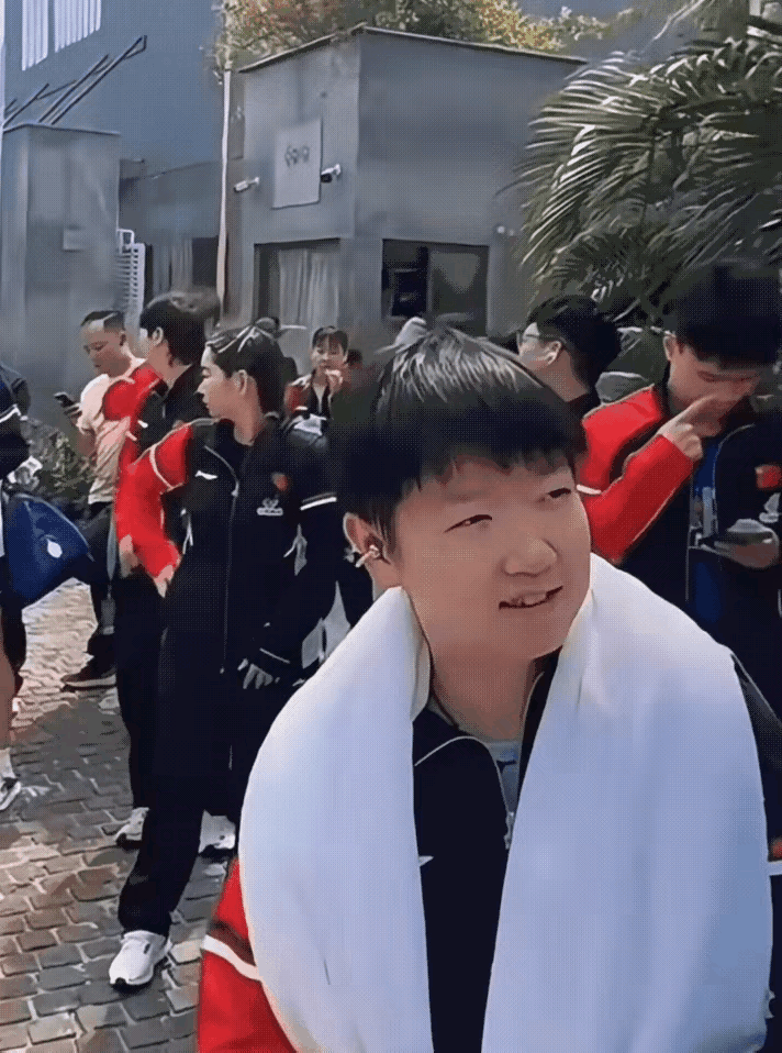莎莎无奈地笑了！[捂脸哭]莎莎和国乒大部队，排成长长的队伍在等车，看着眼前的景象