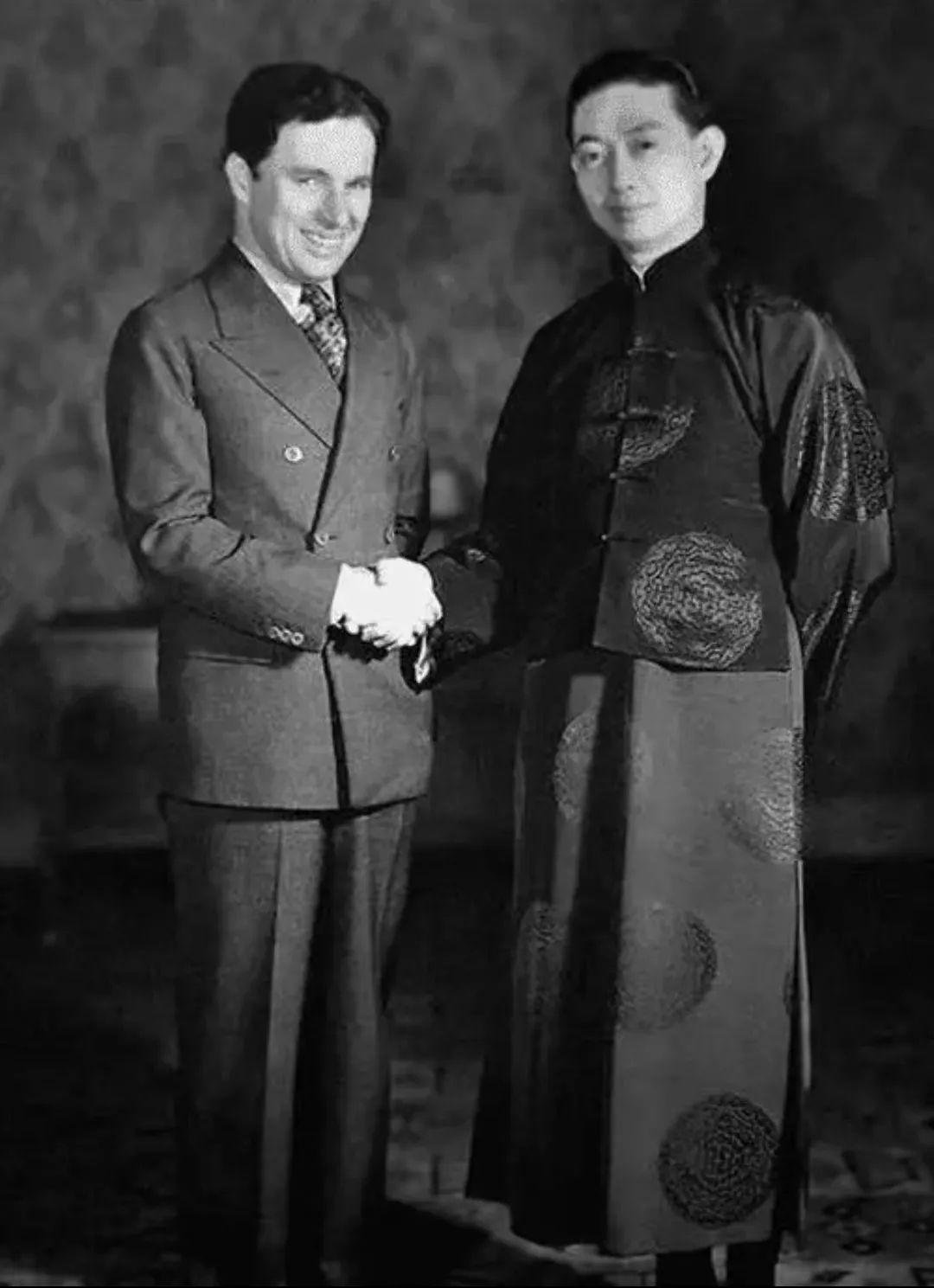 晴雨风说史晴雨风说史1930年，京剧大师梅兰芳和喜剧大师卓别林的珍贵合影