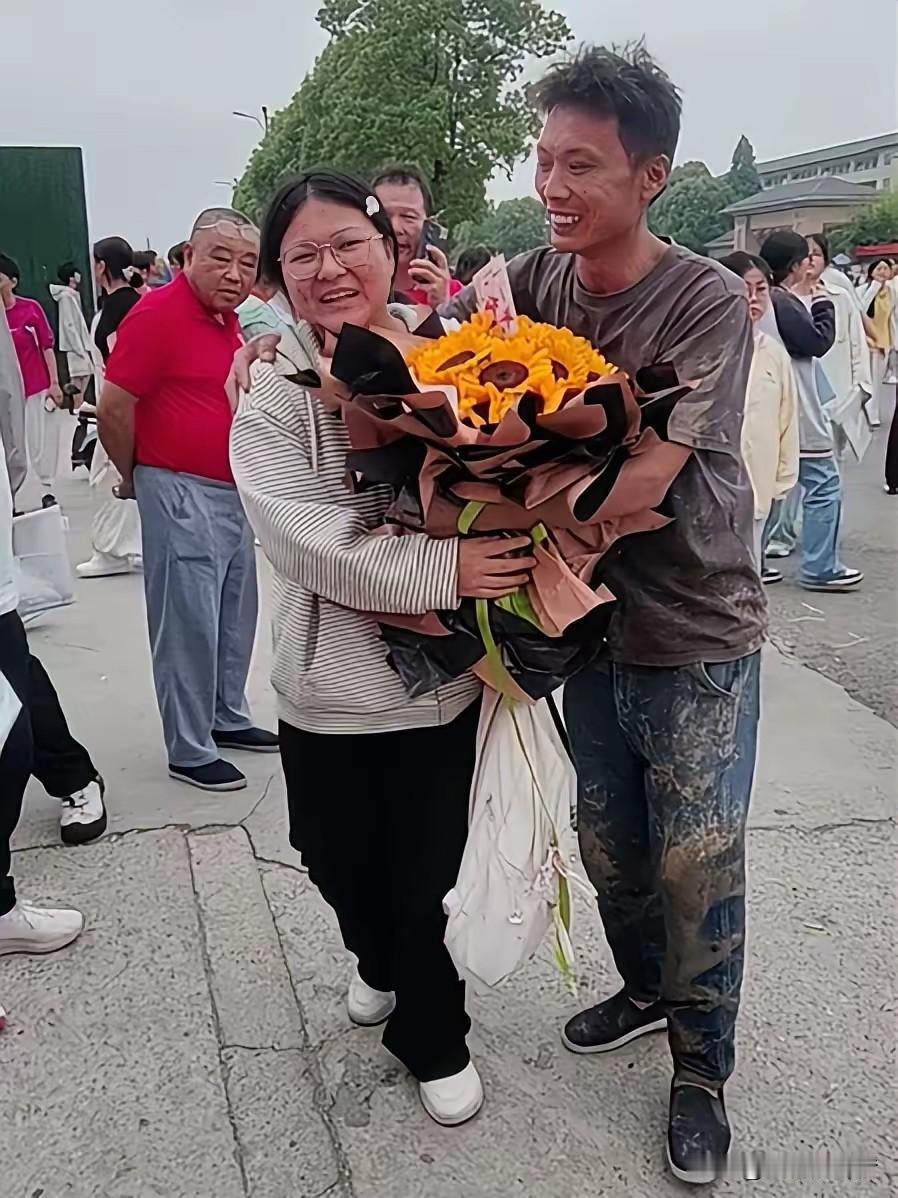 高考女儿扑向满身泥巴父亲的那一刻，证明她已经合格了！6月7日，高考第一天的