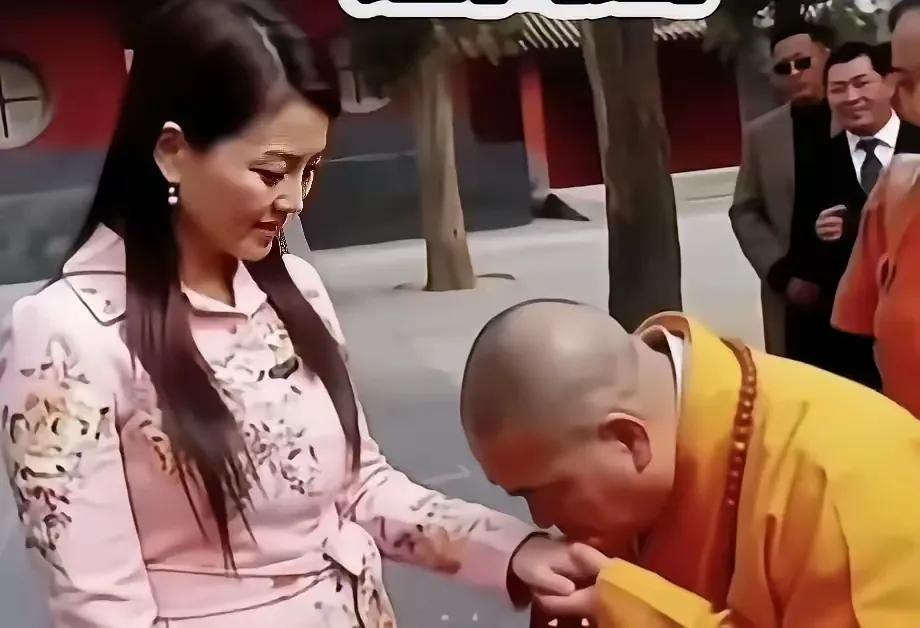这画面够震撼吧，完全颠覆了我们对出家人的原始认知。是洋为中用吗？可明明在