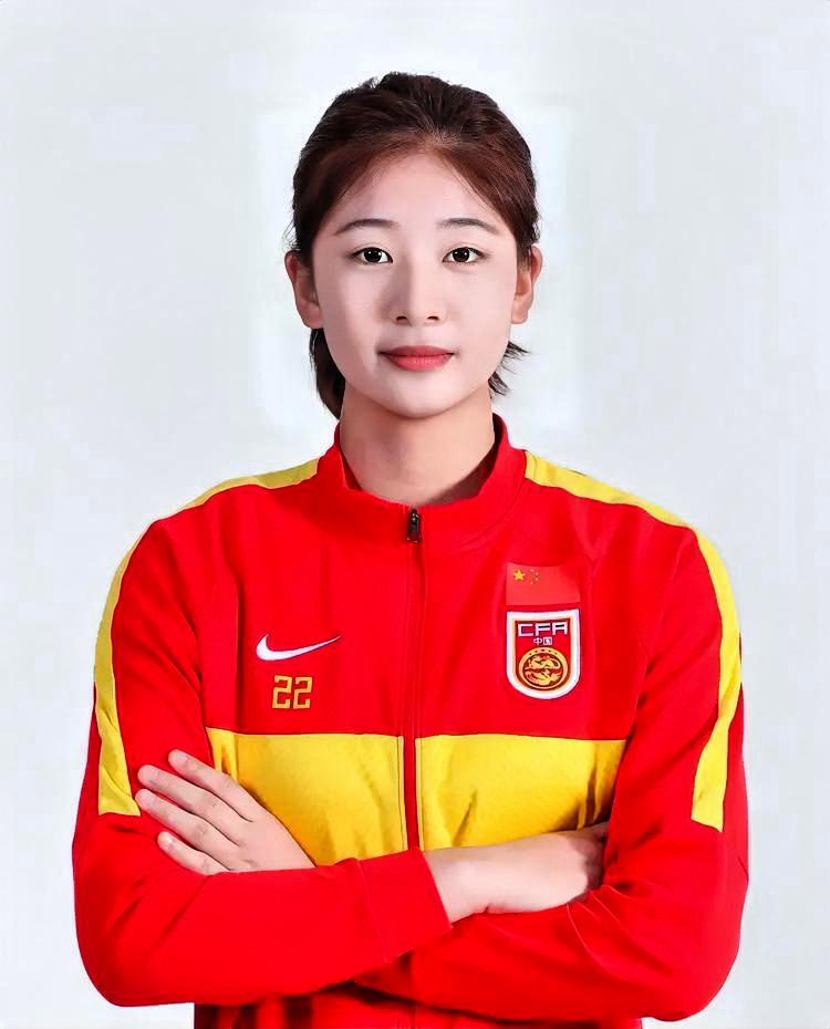 美女守门员刘晨成了中国女足亚洲杯半决赛唯一的遮羞布！正是由于她的神勇表现，避免了