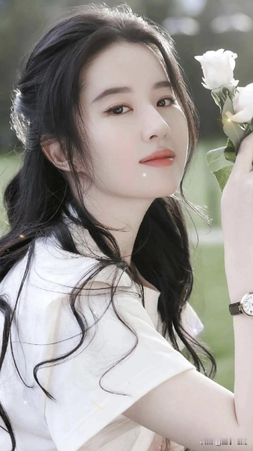 气质温婉且从容，岁月仿佛未曾在她身上留下痕迹。她便是“神仙姐姐”刘亦菲，多年来，