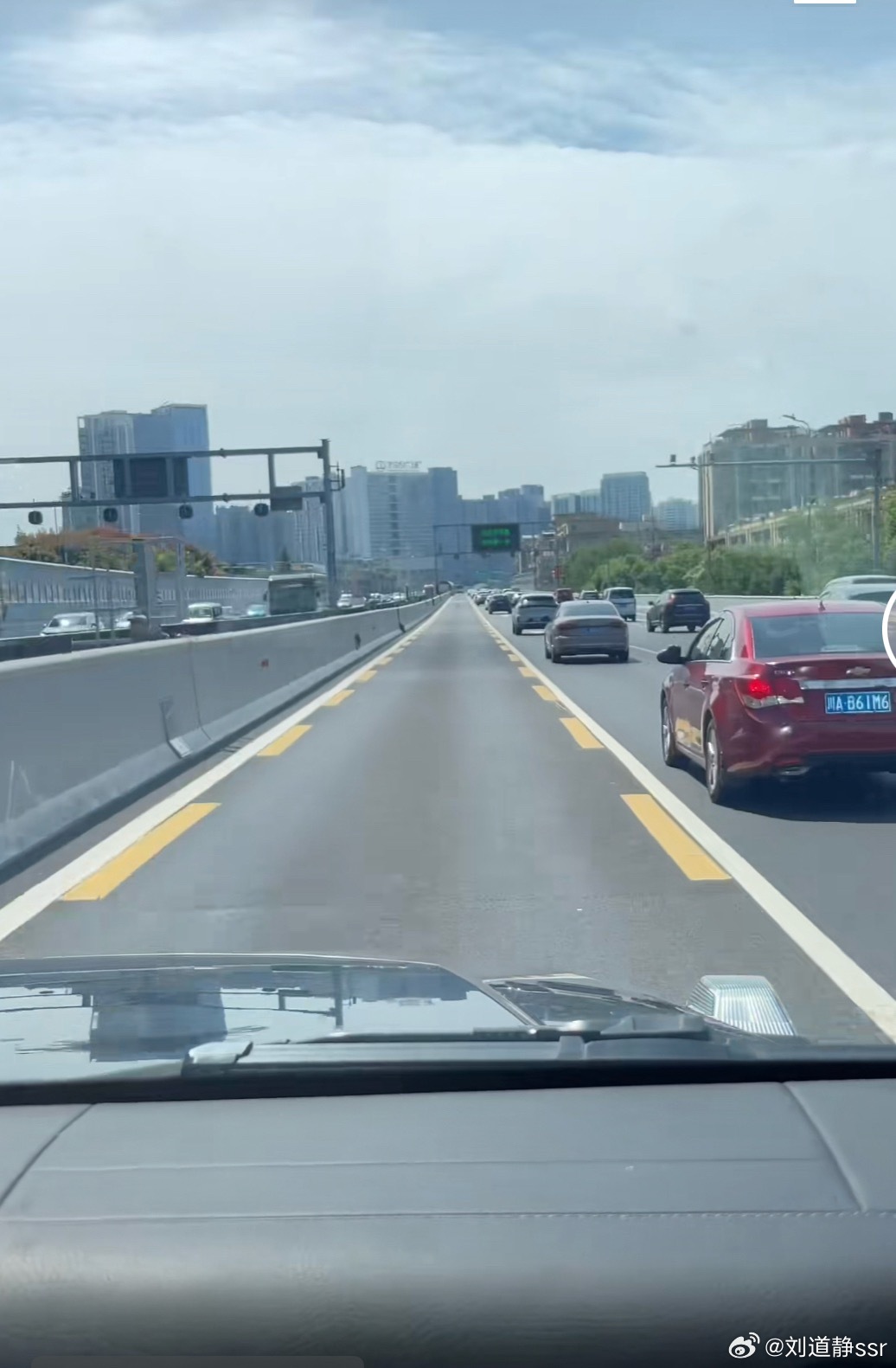 当你钱多的花不完的时候可以考虑走一下成都的公交车道（不要真走！遵守交通规则！）