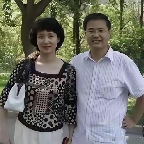 早些年李修平她的五官精美，精致俊秀，内敛文静，即使脸上没有化妆，也一样美的惊为天