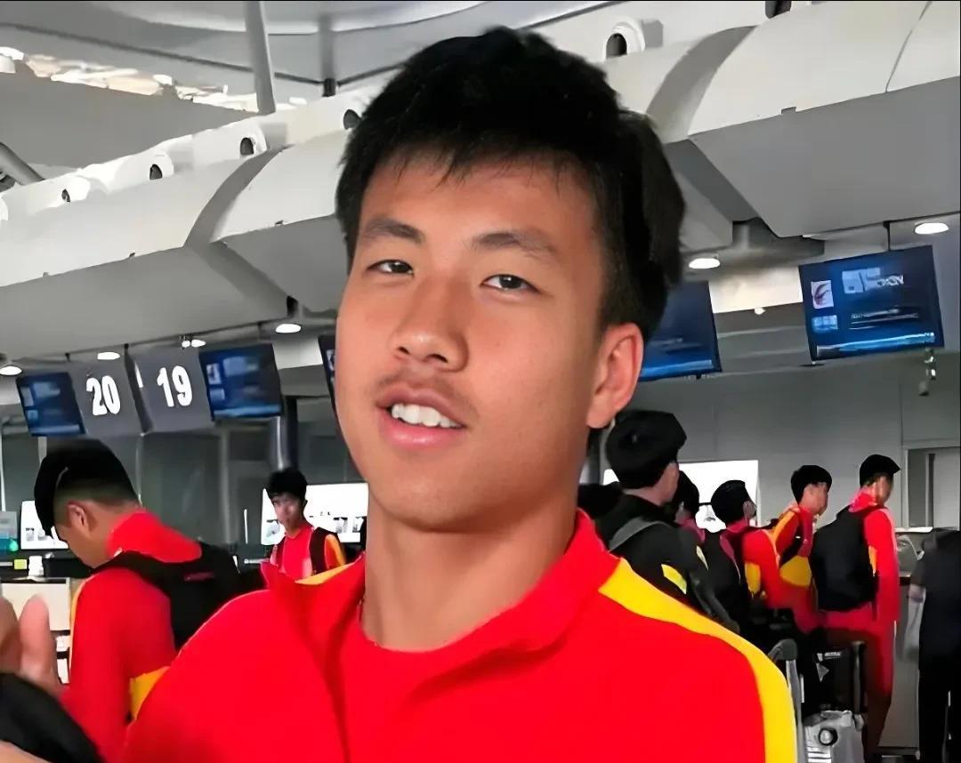 国少U16的谢晋就是加强版的王钰栋，不仅突破能力强，体格更是出类拔萃，年纪轻轻就