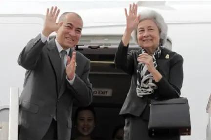 以前我说过，西哈莫尼国王从母亲那里继承了1/8华人血统，其实西哈莫尼国王的华人血