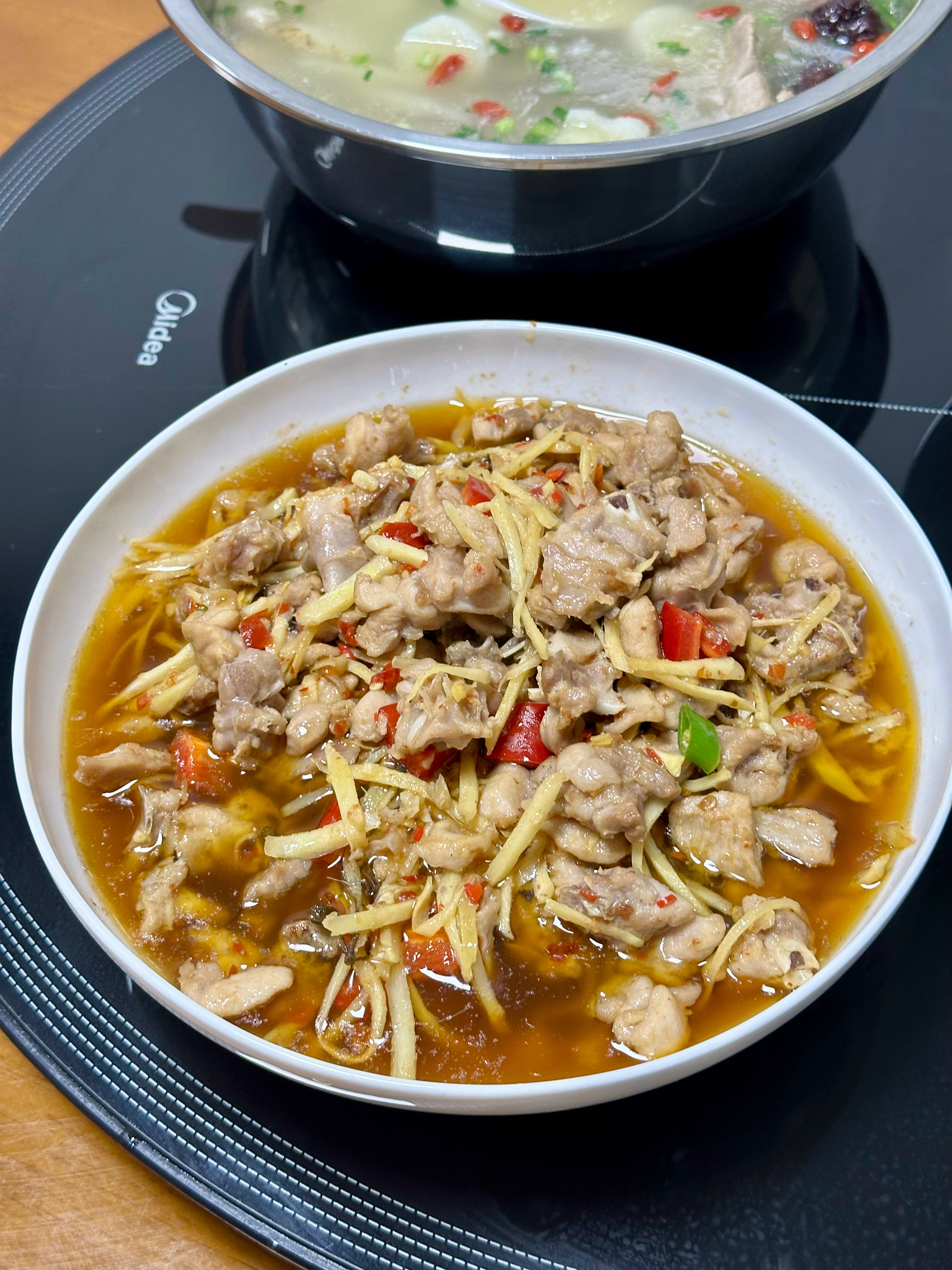 仔姜兔下饭，素菜为主的钵钵鸡饱腹，至于天麻龙骨汤摆拍一下即可，不敢喝美味的嘌呤汤