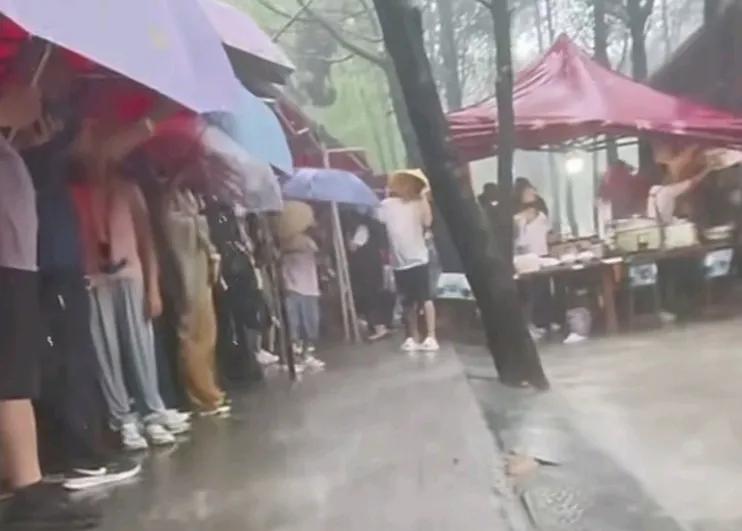 近日，少林寺突遭暴雨，一位上海游客吐槽，僧人不让进殿避雨，没有感受到慈悲为怀。