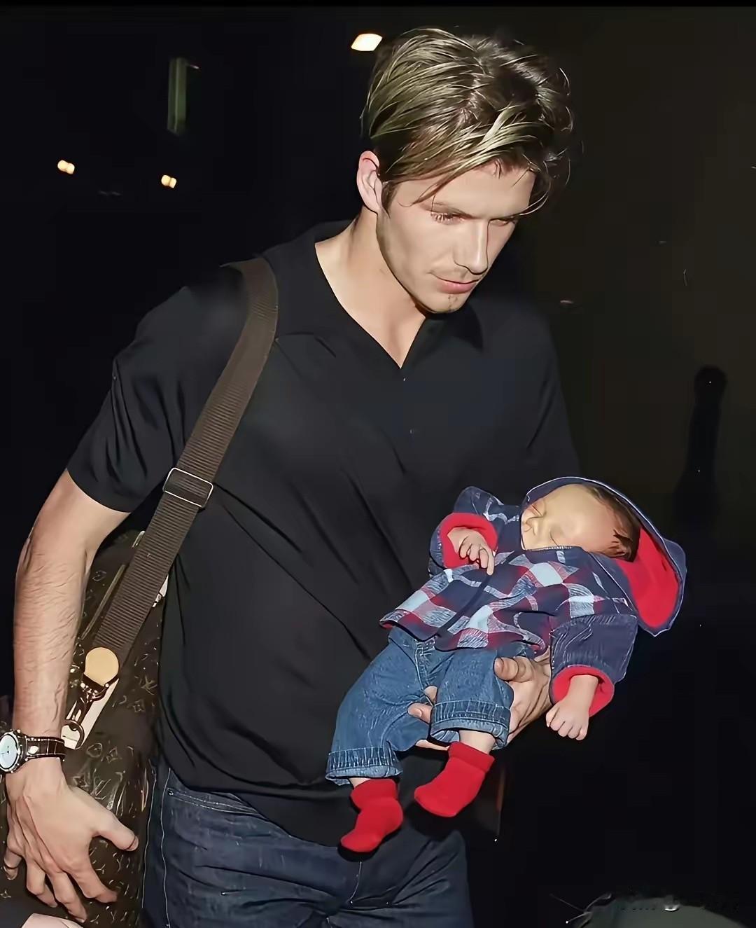 老照片:差点忘了当年的贝克汉姆这么帅气的，多少女生的梦中请情人啊，手里抱的是公