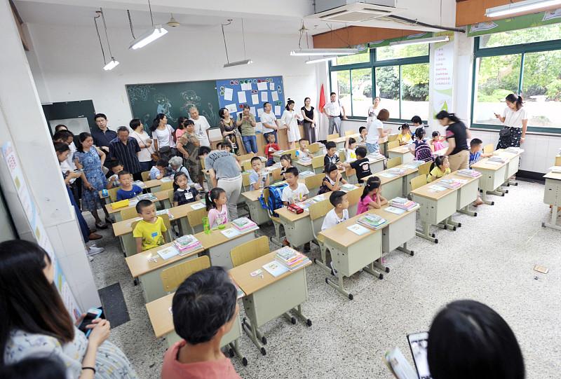 全国出生人口呈现下降趋势，2025年出生人口仅792万，出生率降至5.63‰。然