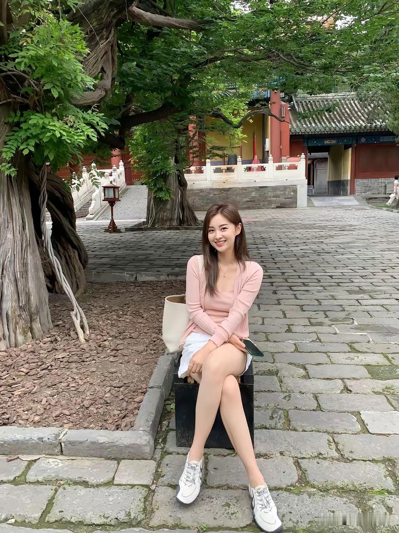 在古风庭院中，享受悠闲时光，笑靥如花。