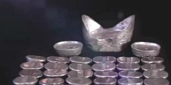 甘肃平凉的土坯房里，李集凤一镐头下去，火炕缝隙里滚出个沉甸甸的木箱子。打开时