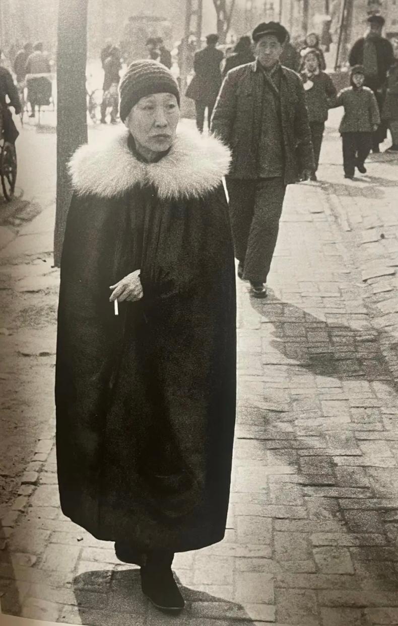 分享一张几十年前的老照片1957年，北京街头，康有为的女儿康同璧独自在街上行走，