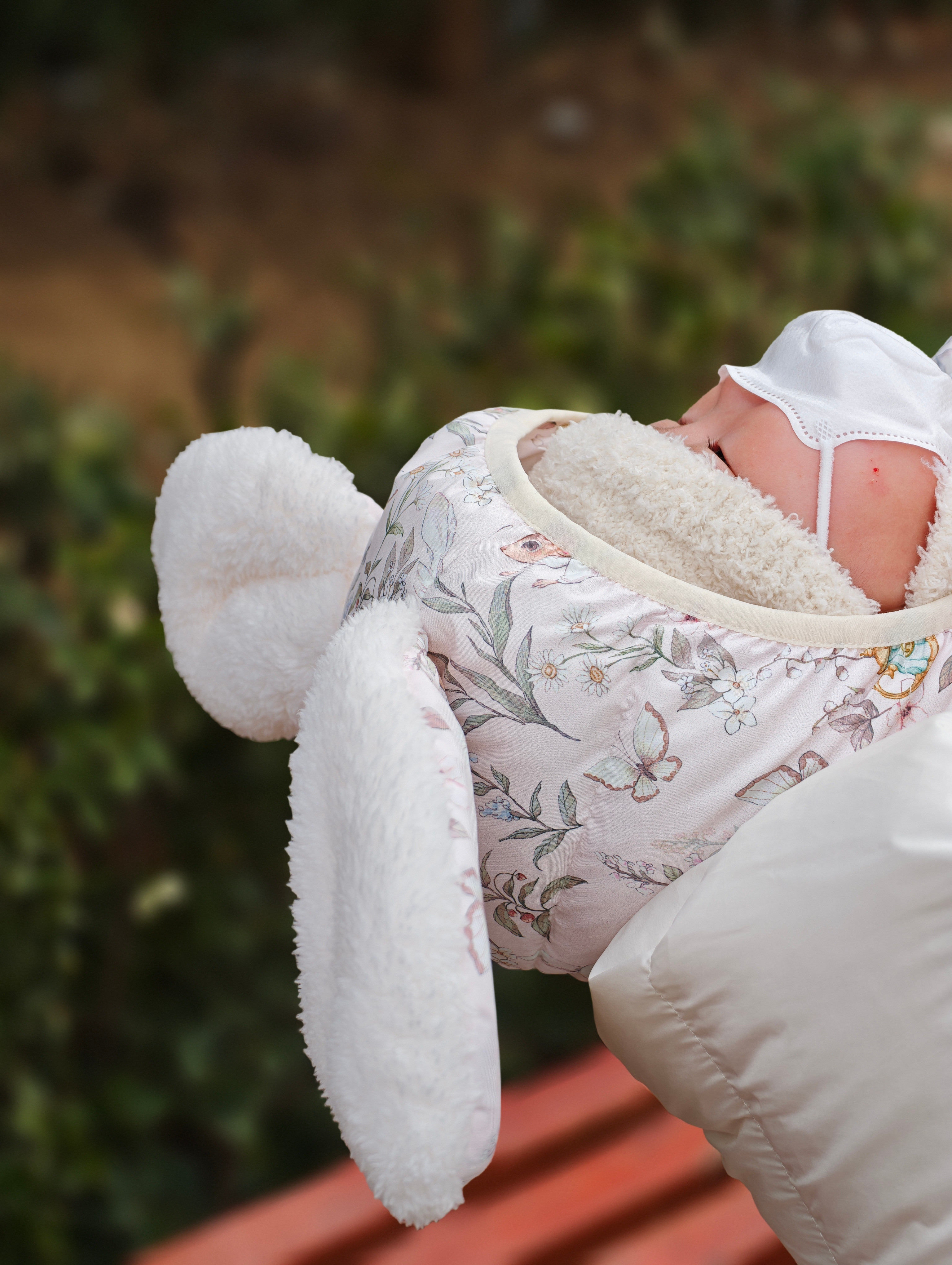 第一次出门遛娃失败了，刚下楼就睡着了