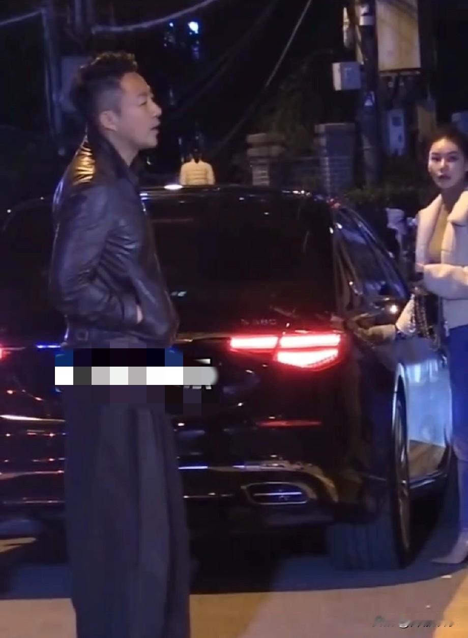 汪小菲和马筱梅深夜会友。怀孕后的马筱梅身形依然轻盈，汪小菲恋恋不舍与友人打招呼