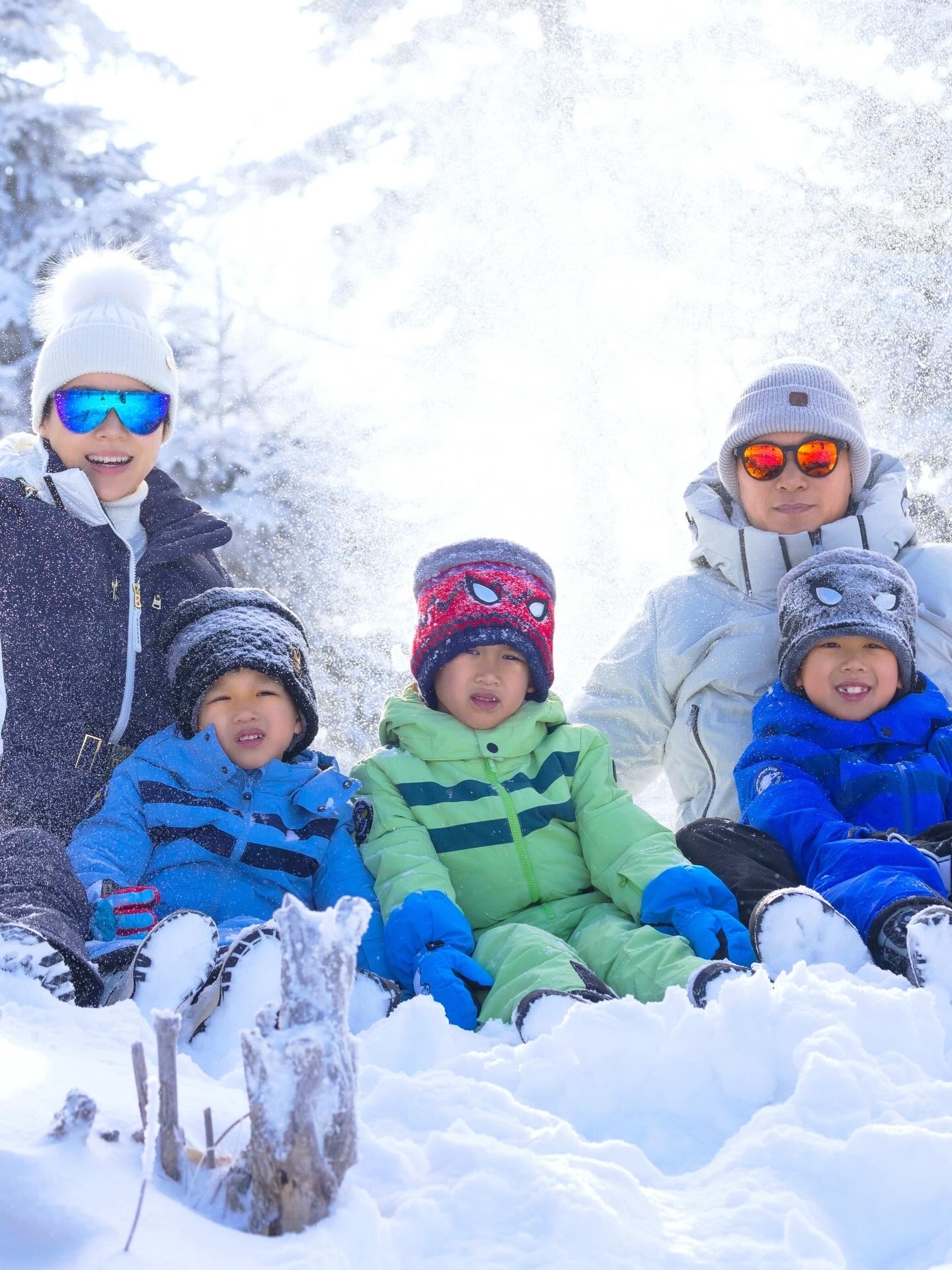 圣诞节胡杏儿分享一家五口滑雪照🏂