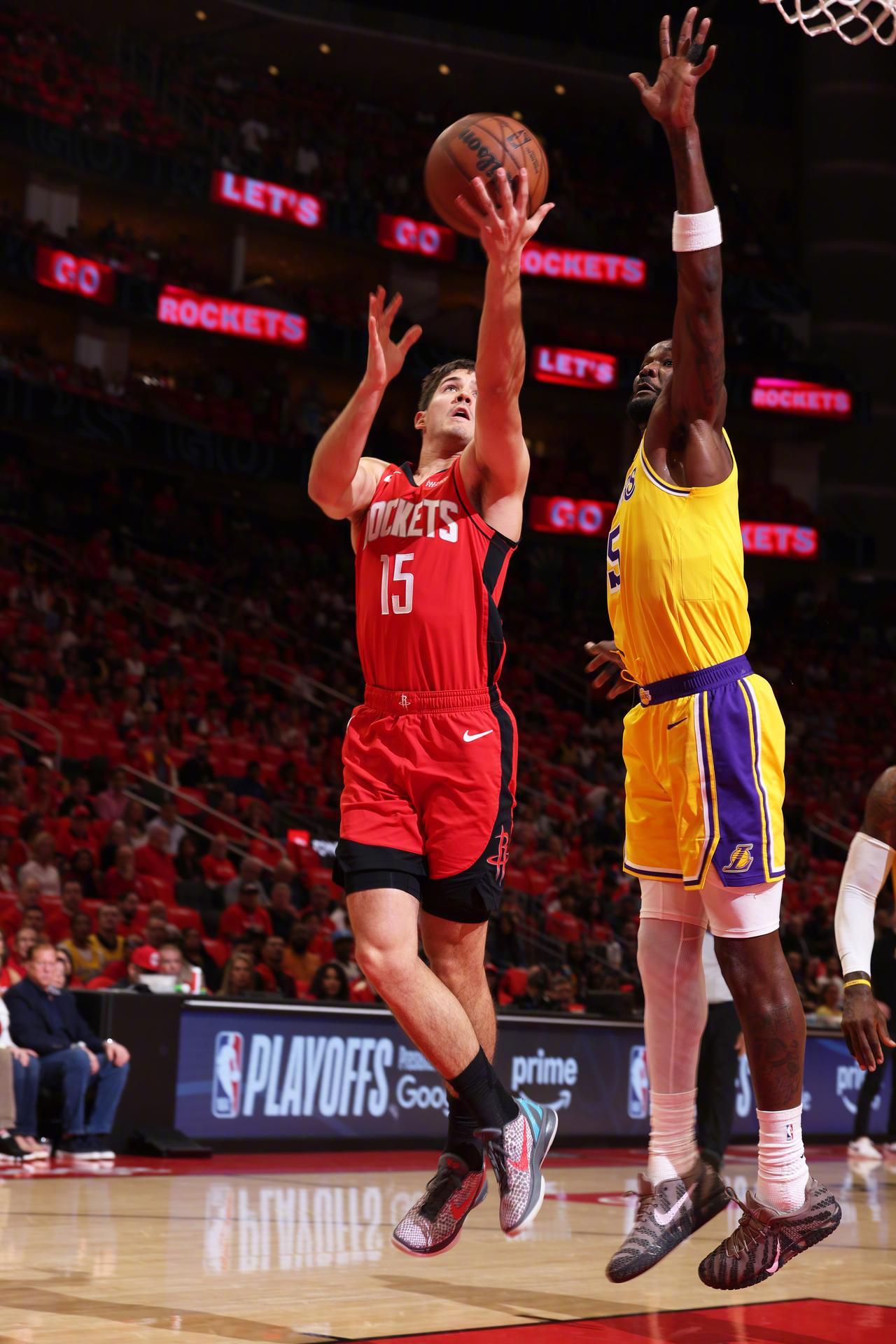 谢泼德作为一个后卫，怎么控运能差成这样啊？一场比赛，运球被生断三四次，组织进攻