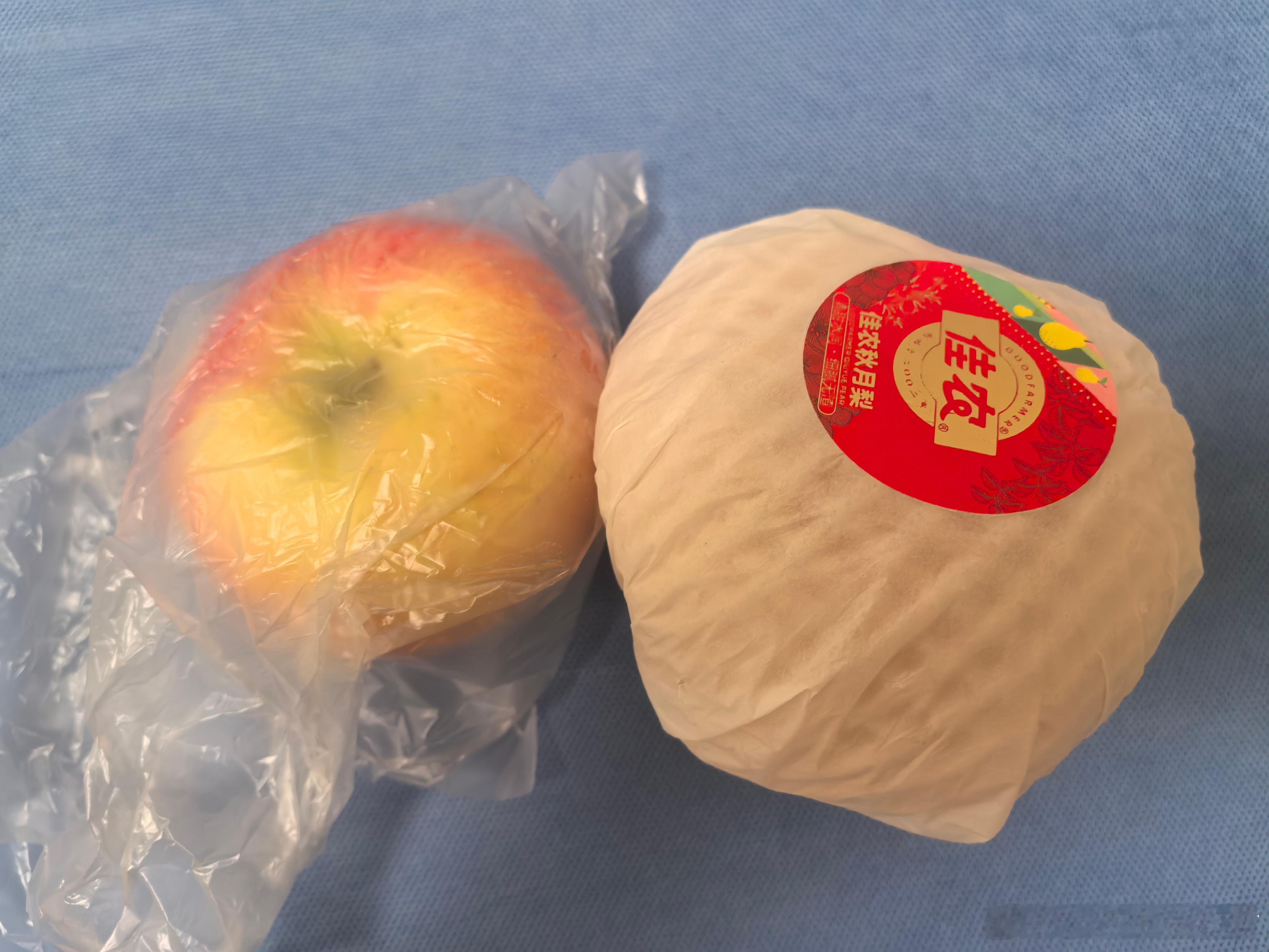 晚上在泰康坐诊，一位78岁老阿姨送我的水果[大笑]她2周前来诊，我打开病历，她在