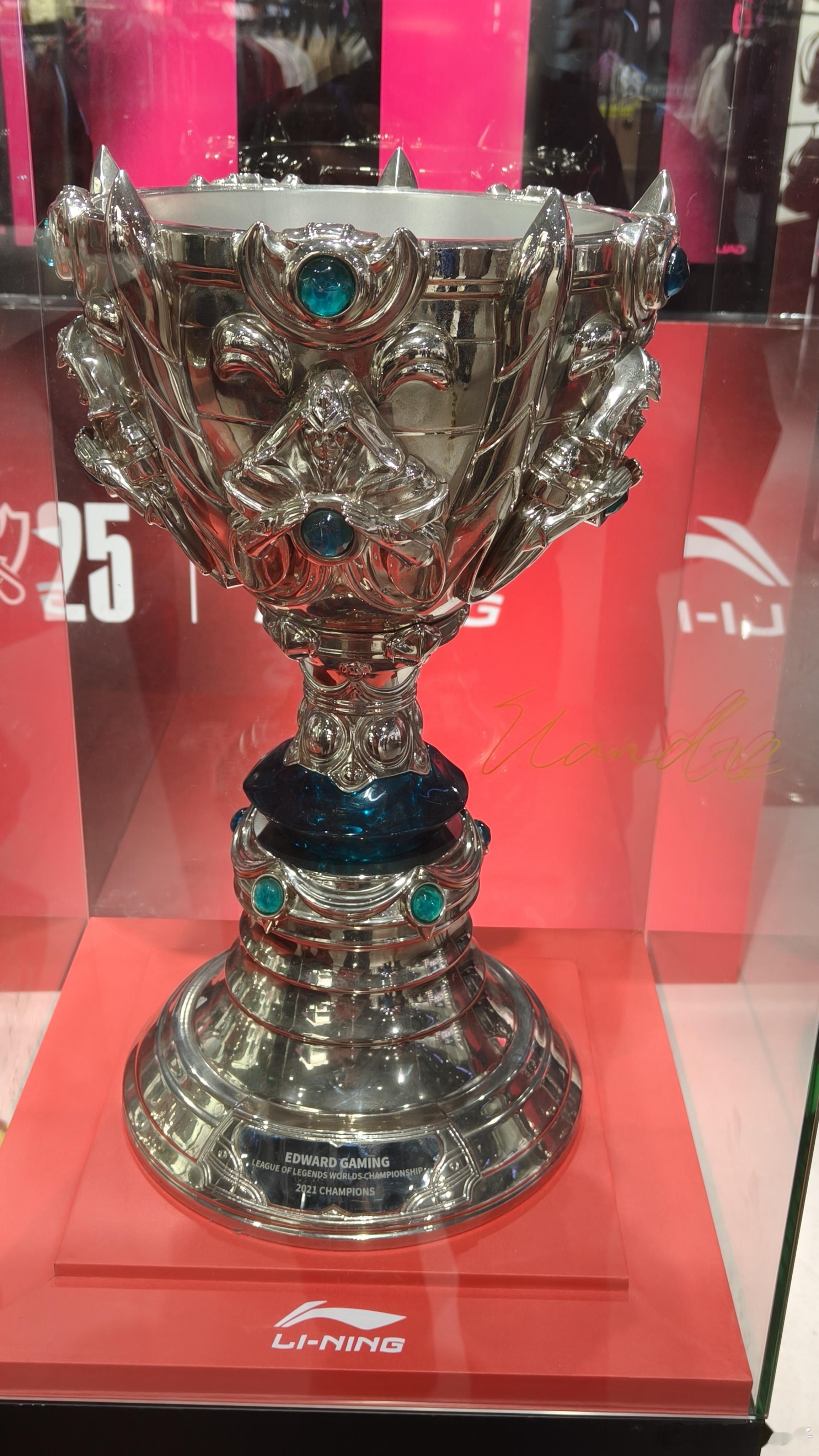 s15第一线英雄联盟s15下午发现EDG奖杯的展柜玻璃罩新增了Flandre签
