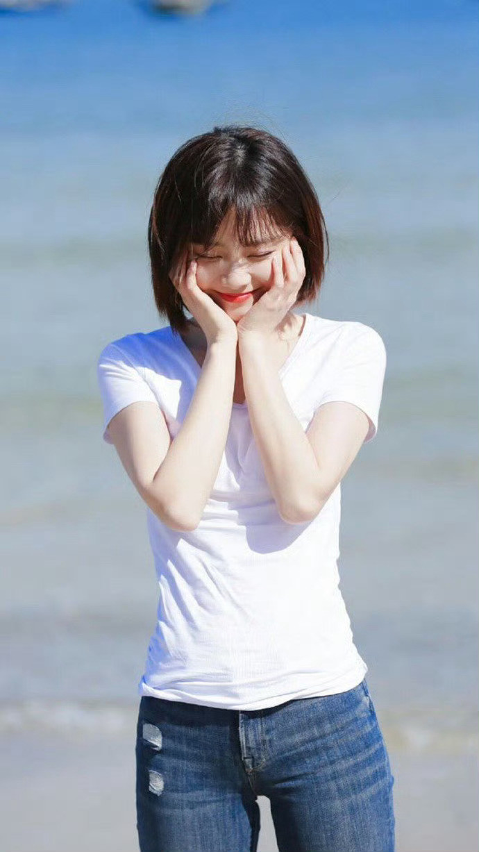 谭松韵紧身牛仔裤穿搭