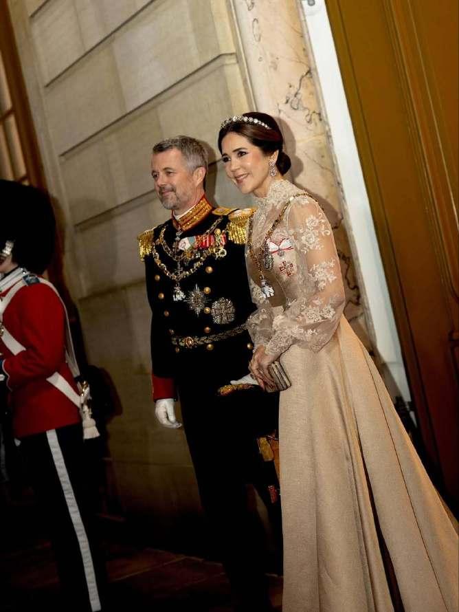 丹麦王室2026新年招待会🤩玛丽这件礼服裙和凯特米国国宴那件很像，前女