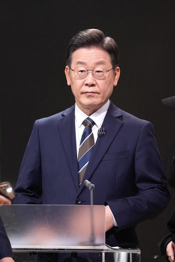 李在明还是心软了！4月28日，韩国前总统夫人金建希二审结果出来了，有期徒刑4年