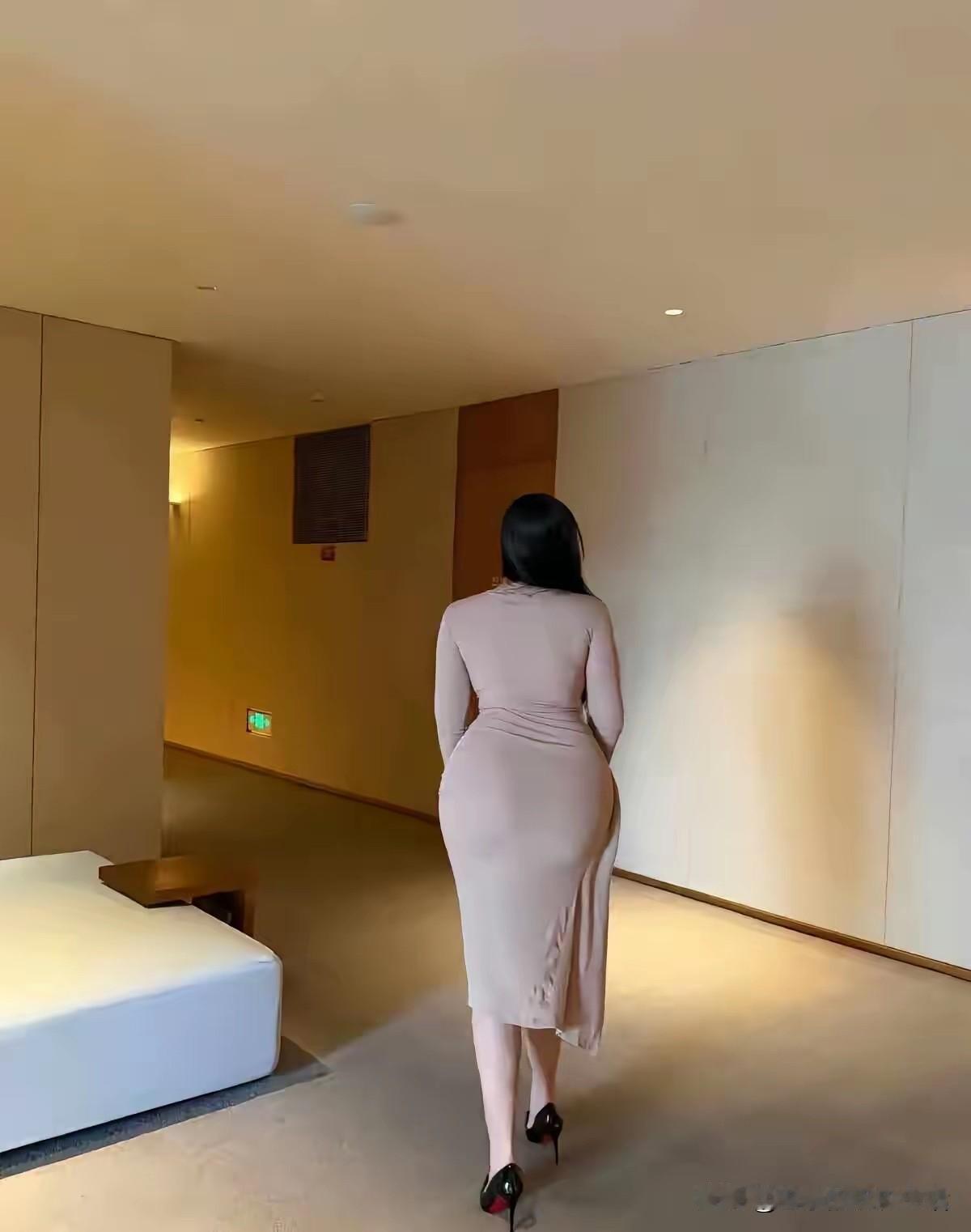 女人们记住了要想男人喜欢你爱你一定要做到三点第一，一定要把自己打扮得漂漂