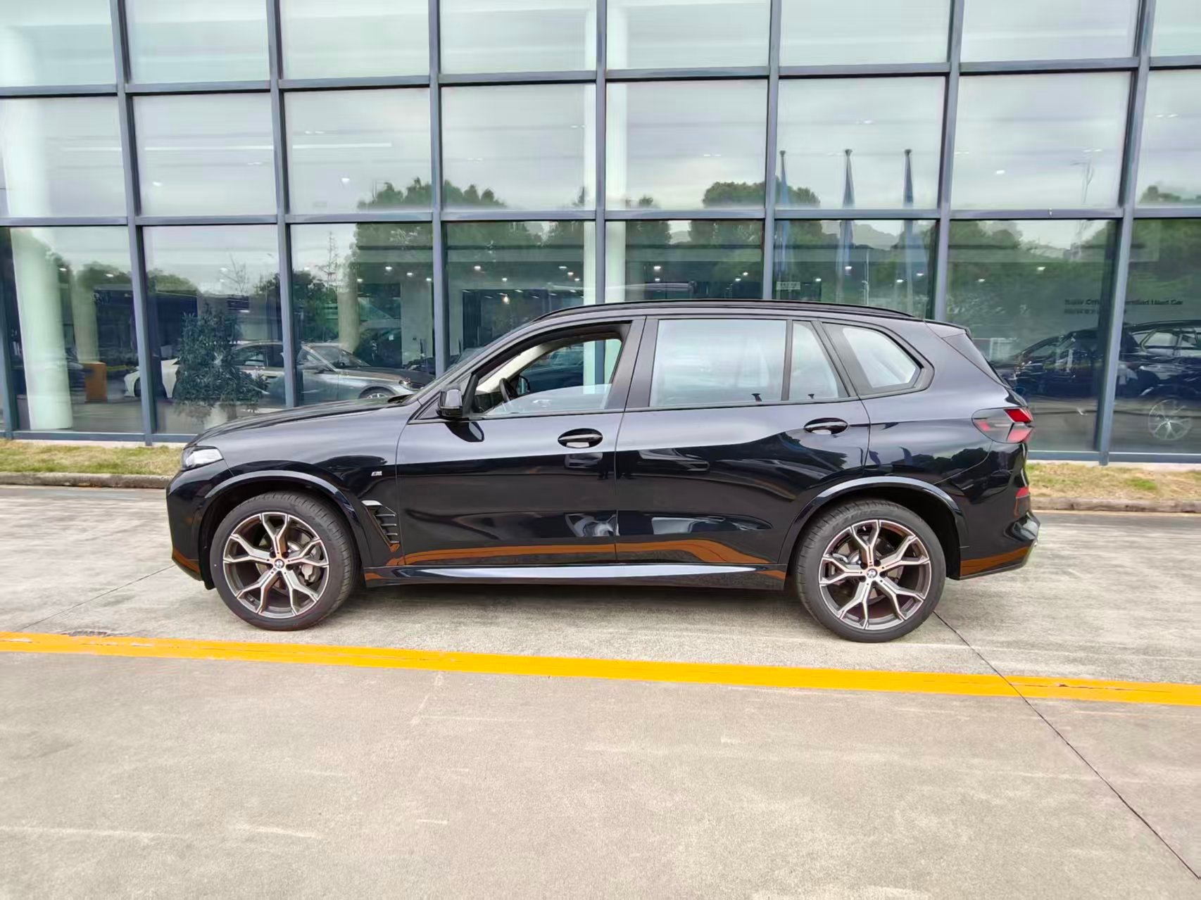 退役试驾车车型：X530Li尊享M运动指导价645000元外观内饰：炭黑/红里