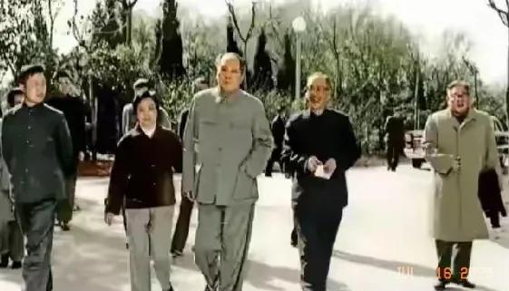 老照片的回忆。1966年，毛主席在武汉东湖行走时，留下的这张珍贵的照片，这一瞬