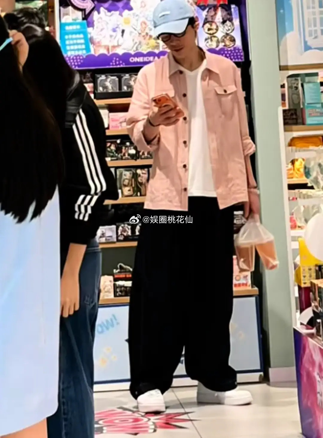 向佐陪岳父一大家度假，一次给郭碧婷买8个包，顾家的样子太帅了