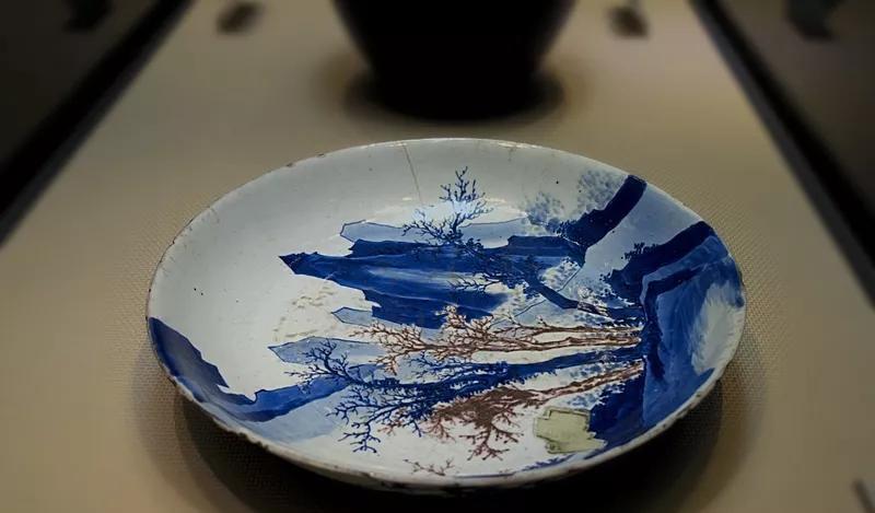 瓷器中的“真贵族”，通常指釉里红。它用铜作呈色剂，经高温烧制后呈现沉稳庄重的红色