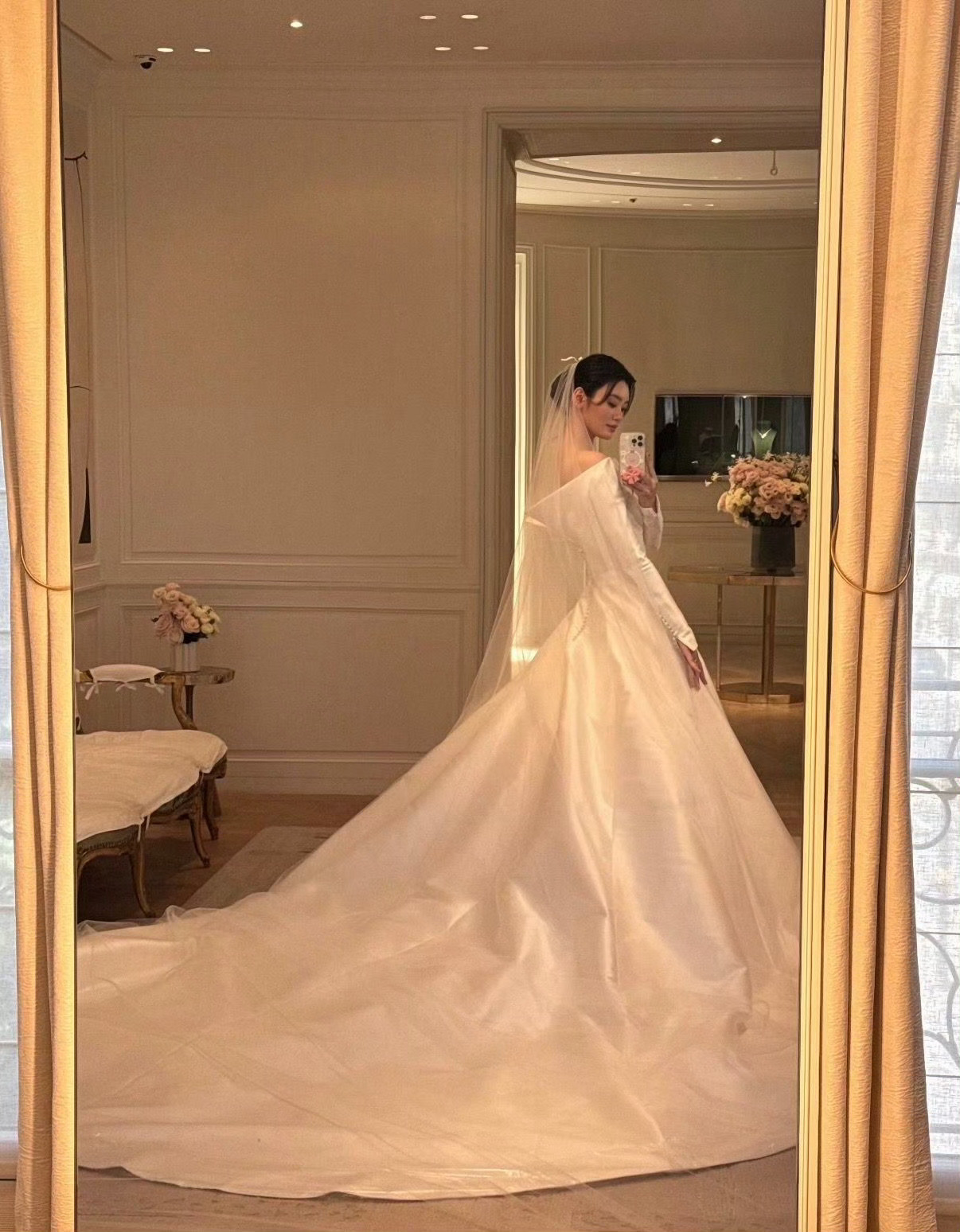 奚梦瑶晒照感谢婆婆奚梦瑶在法国古堡婚礼后晒出头纱背影照，配文“vintageh