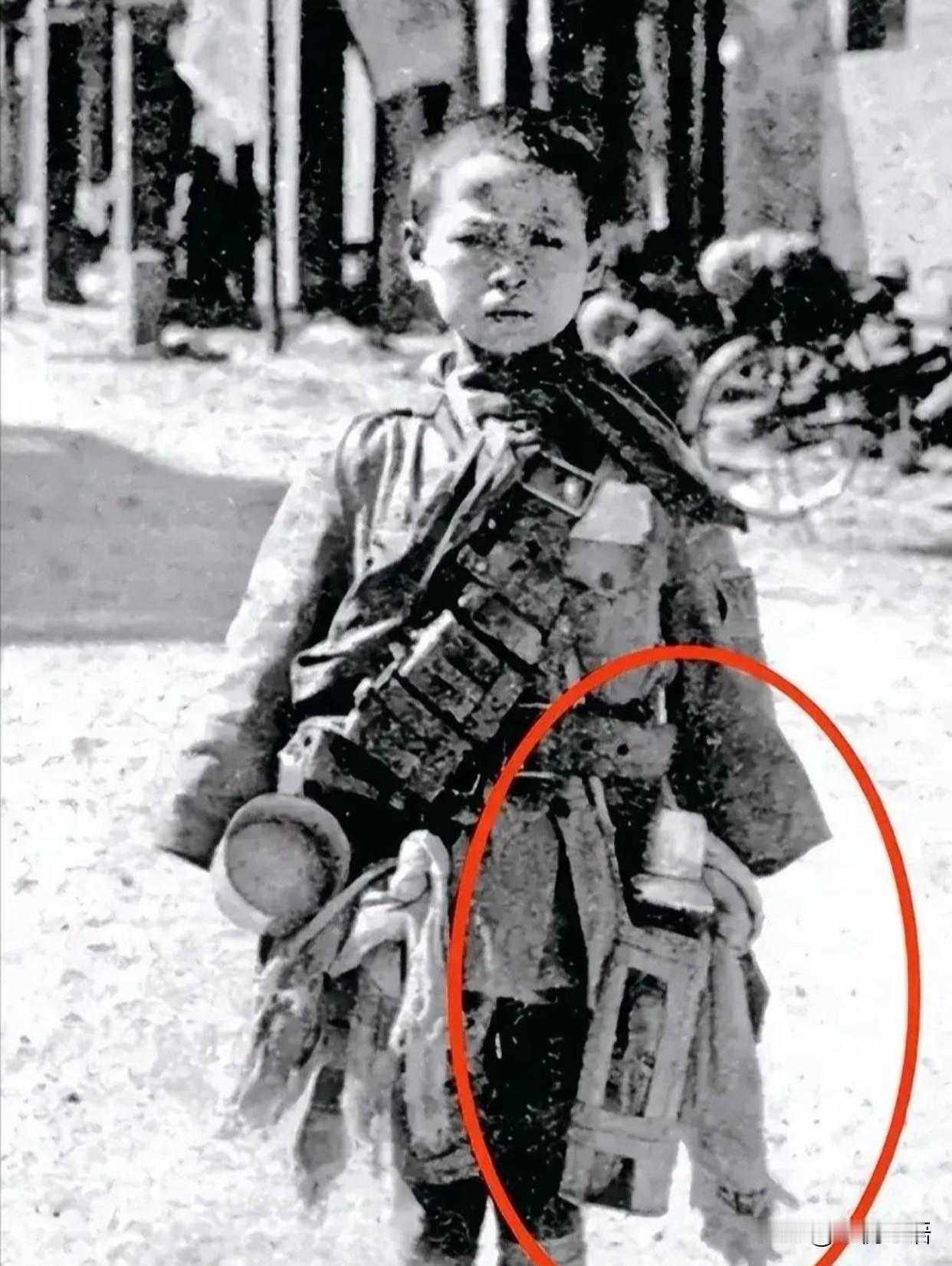 谁能想到，这张老照片里的少年，是位铁骨英雄！他叫季万方，从小就是孤儿。八路