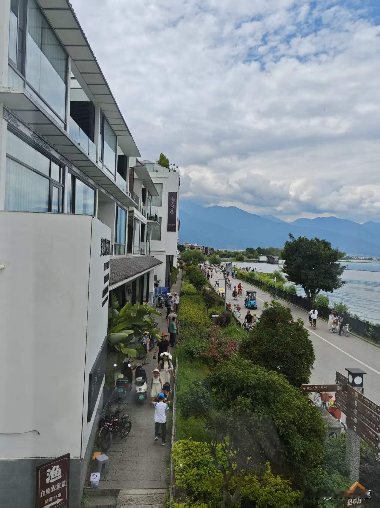不过这晴天也像个神奇的“旅游催化剂”，把南京的旅游给带火了。暑假就剩两周，总统府