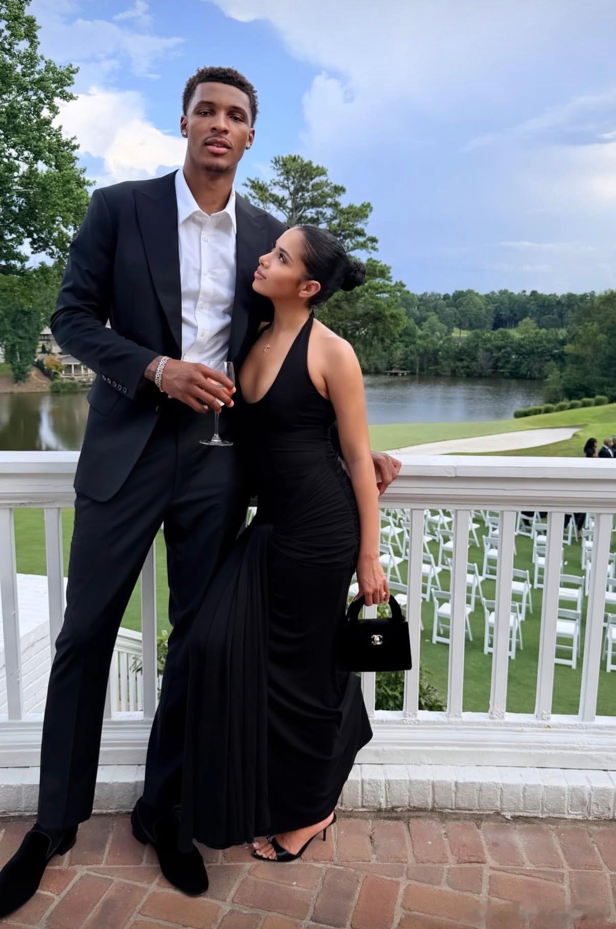小贾和女友今日一起参加友人婚礼📸休斯顿火箭nba吐槽大会休斯顿火箭