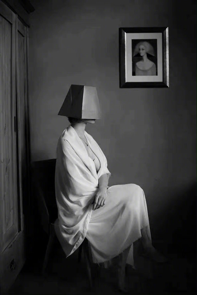 人，必须要和喜欢的自己呆在一起，才活得最安心和舒服。多数人都无法仅仅只依靠自身，