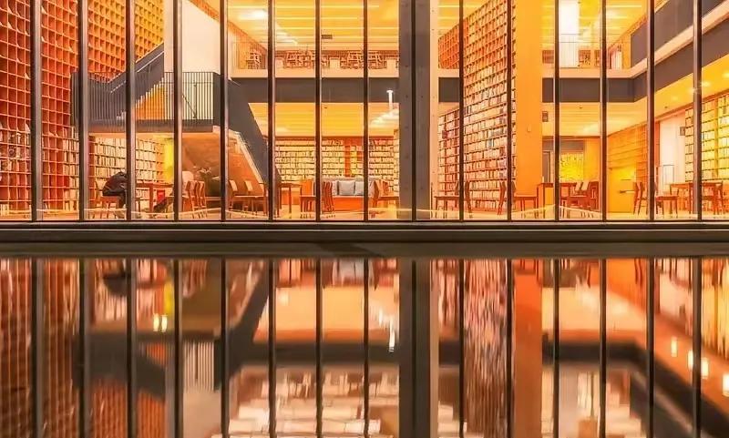图书馆“放娃”现象真的很糟心。应该放去学校，教师放长假却照领工资不合理，应该假期