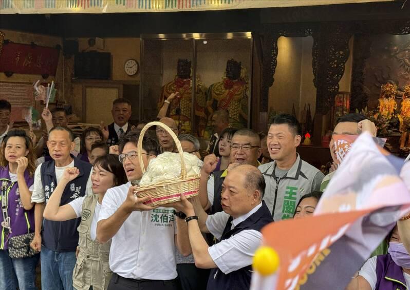 “洋流”涌向深蓝选区？绿媒：木栅市场百人提前排队等沈伯洋合照民进党台北市长候
