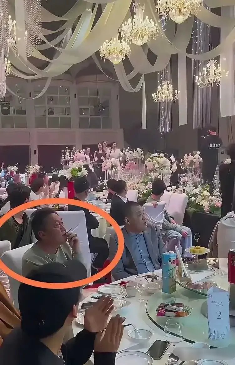 在这种场合抽烟，他是怎么做到不脸红的啊