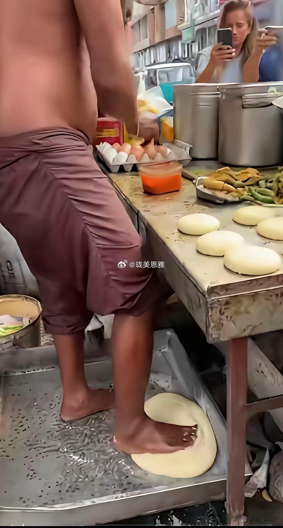 印度卖饼的手、脚齐上阵，揉面用脚大饼要往肚子上擦一下不知印度人吃了能活多大岁数吃