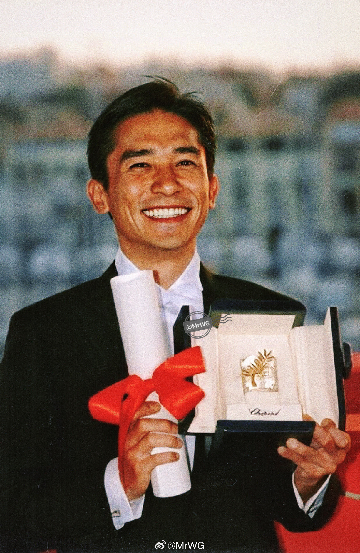 梁朝伟搭乘花絮去幕后露出小朋友拿三好学生的灿烂笑容😊——2000年，